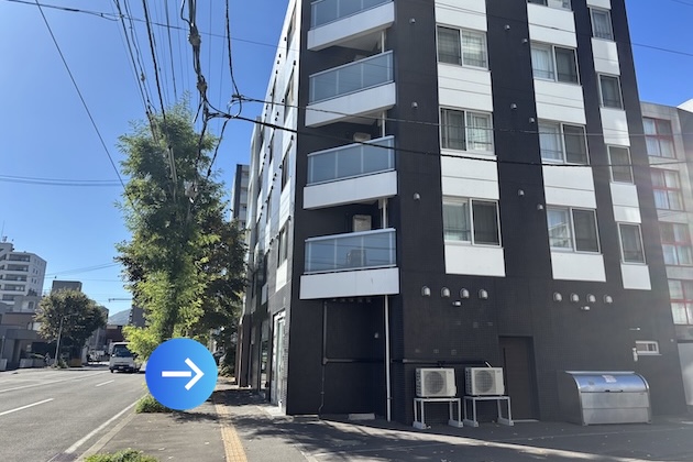 クレマティス円山(黒い建物)1FにASPI円山店がございます