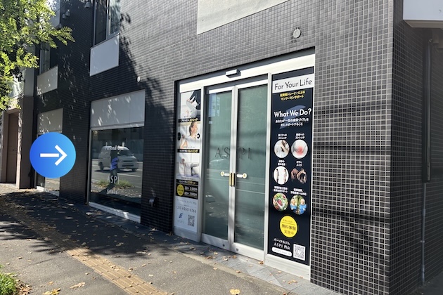 正面入口よりお入りください