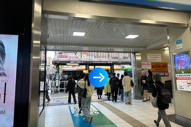 早稲田口を出て、右方向に進みます