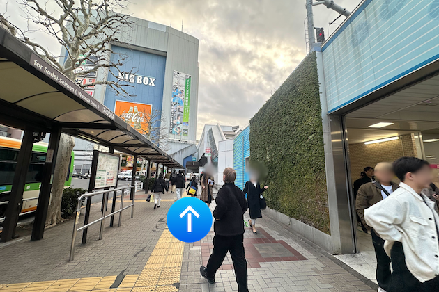BIGBOX方面へ直進します