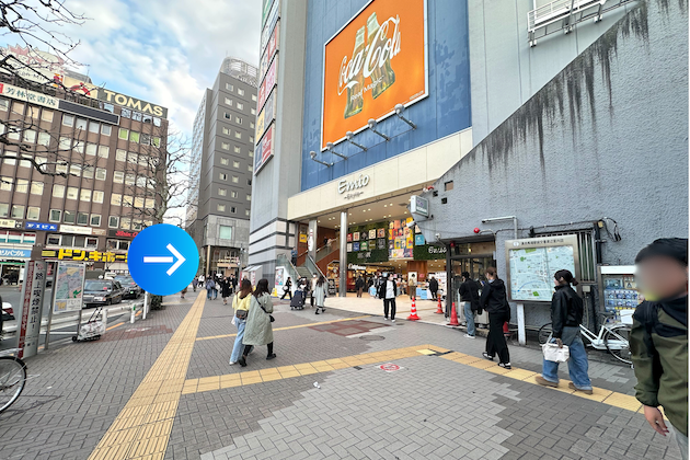 BIGBOXを通り過ぎた角を右折します