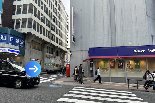 31アイスクリームを通り過ぎた、ローソンの手前の路地を右折します