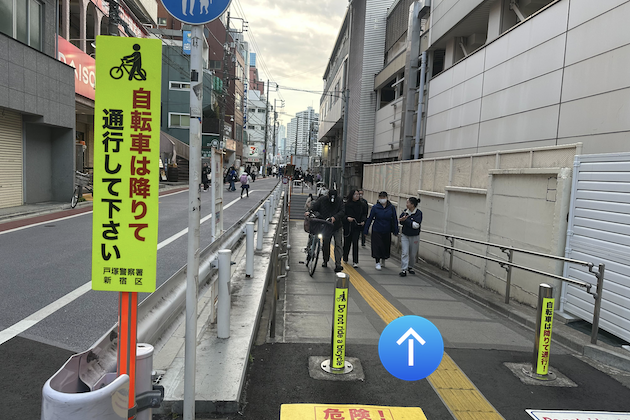 右手側に見えてきますスロープを下ります