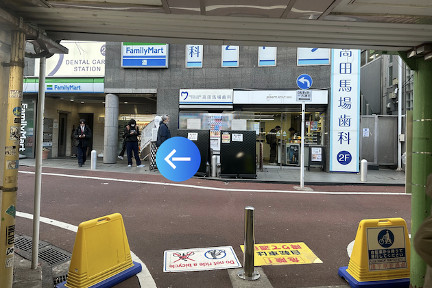 通り抜けた先の路地を左折し、直進します