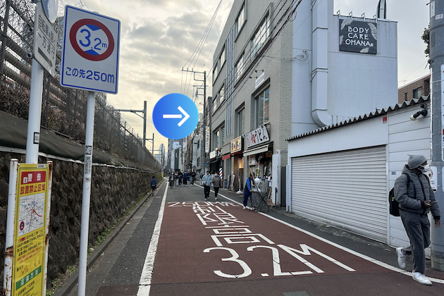 右手側に見えてきますSSTビルにASPI高田馬場店がございます