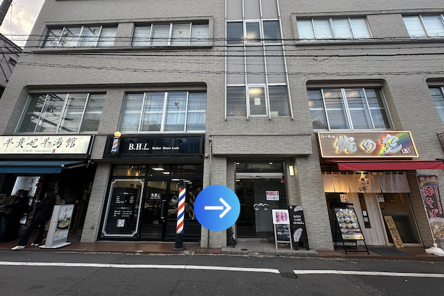 中央の入口より2階へお上がりください