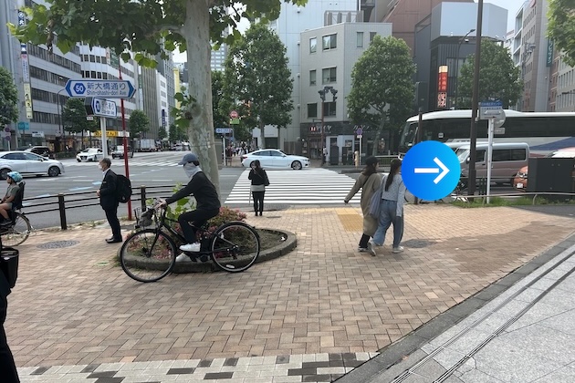 出口を出て、右方向へ進みます