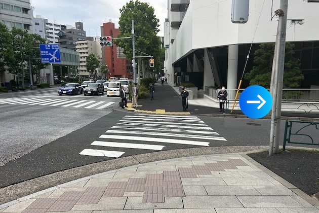 橋を渡り、1つ目の信号を右に曲がります