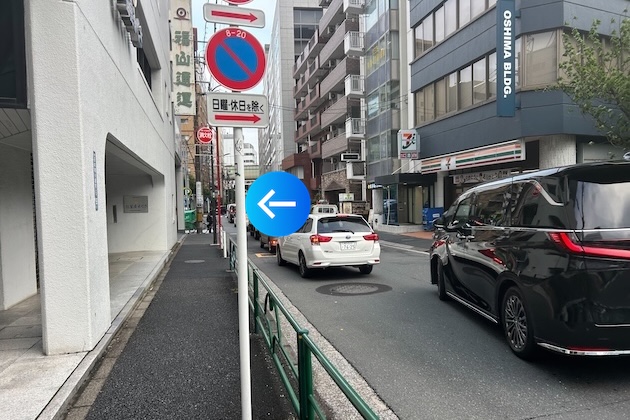 右手にある「セブンイレブン」を通り過ぎ、最初の路地を左に曲がります