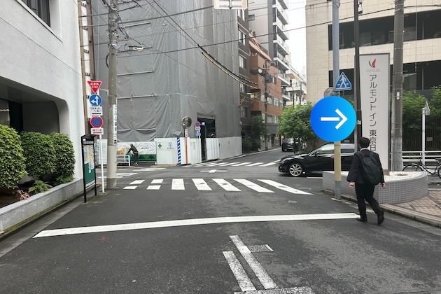 道なりに進み、1つ目の交差点を右に曲がります