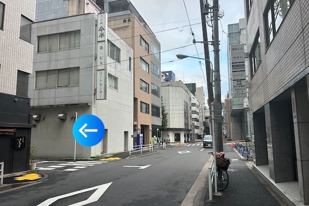 「今半」の看板を目印に、その手前の路地を左に曲がります