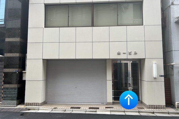 右手に見えてまいります「山一ビル」の3階に、ASPI日本橋人形町店がございます