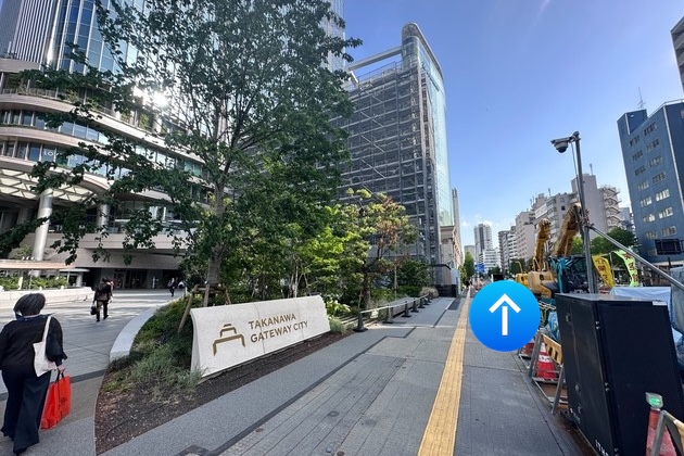 「TAKANAWA GATEWAY CITY」の看板を左手に見ながら直進します