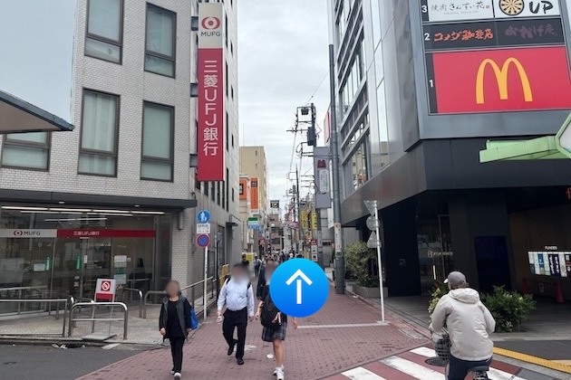 マクドナルドと三菱UFJ銀行の間を直進します