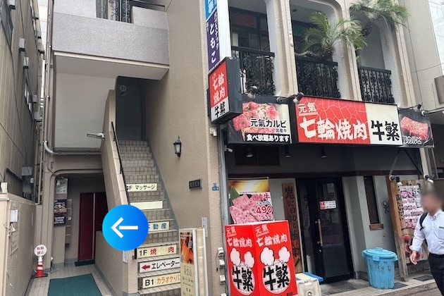 奥の赤いエレベーターより3階までお越しください
