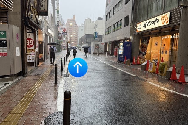 郵便局を通り過ぎ、左手に[マクドナルド]が見えるまで直進します