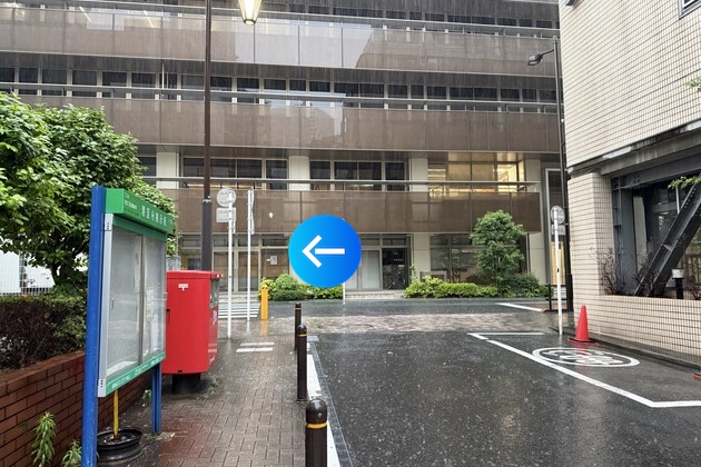 突き当たりのT字路で横断歩道を渡り、左折します
