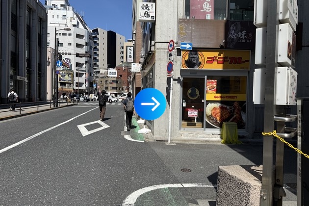 [ゴーゴーカレー]がある角を右折し、路地へ進みます
