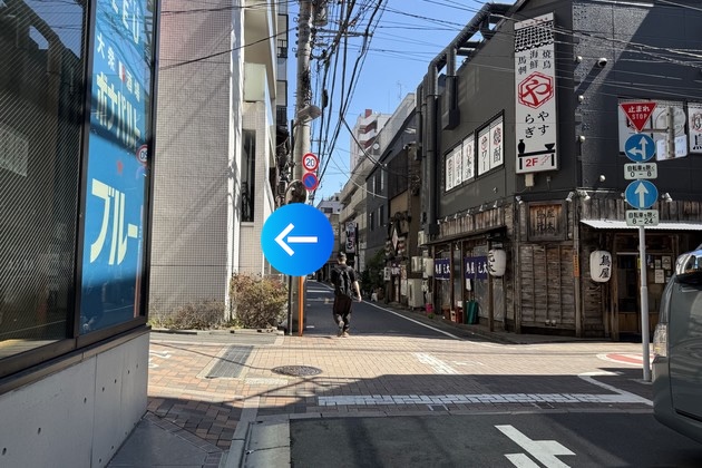 右折後、最初の十字路を左折します
