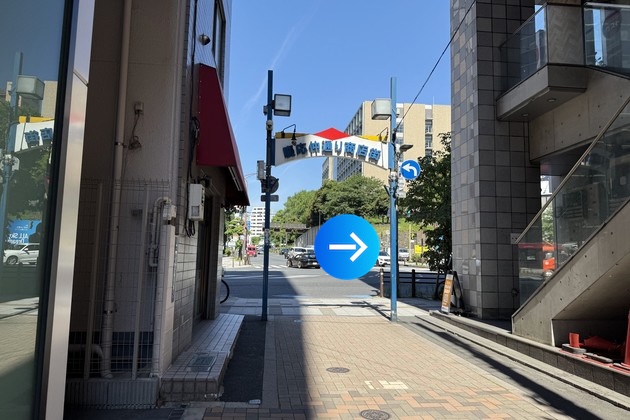 [慶應仲通り商店街]のアーケードを右折します