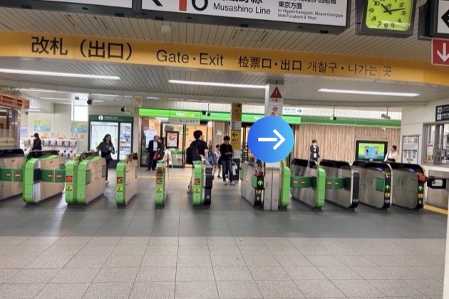 南浦和駅改札を出て西口（右側）に進みます