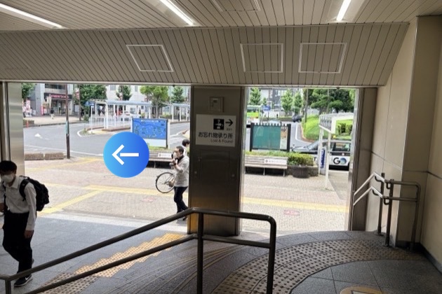 南浦和駅を出て左方向に進みます