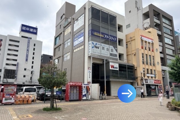 駅ロータリーを右手に、右方向に進みます