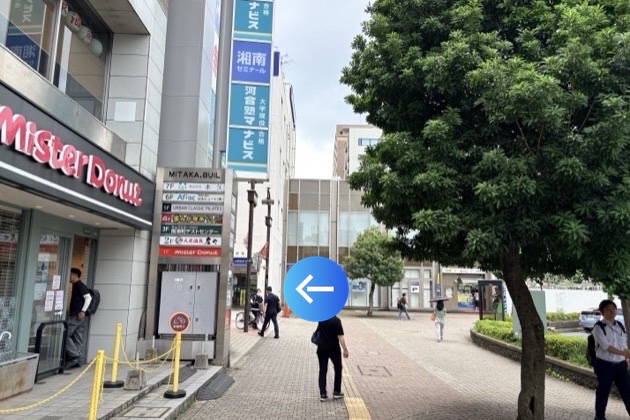 みずほ銀行前を左に曲がり「彩の街通り」に入ります
