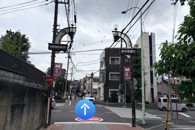 信号を渡り、そのまま直進します